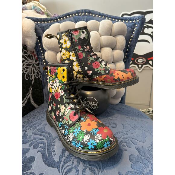 Dr Martens Dual Floral Green Pink Yellow Size 7/EU 38 NWOT - Picture 1 of 7